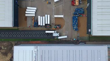 İngiltere 'nin önemli bir yük terminali olan Yelvertoft yakınlarındaki DIRFT' deki büyük dağıtım depolarının ve lojistik merkezlerinin insansız hava aracı görüntüsü.