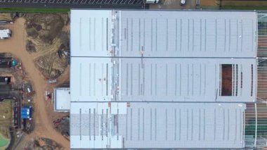 İngiltere 'nin önemli bir yük terminali olan Yelvertoft yakınlarındaki DIRFT' deki büyük dağıtım depolarının ve lojistik merkezlerinin insansız hava aracı görüntüsü.