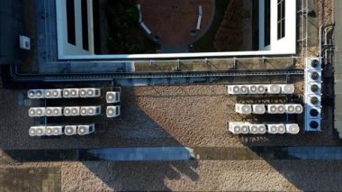 Birleşik Krallık 'ta endüstriyel termal soğutma sistemleri ve bilgisayar gücü içeren büyük ölçekli fütüristik veri merkezinin yüksek açılı hava aracı görüntüsü.