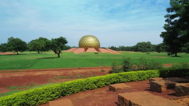 Auroville'nın ana Tapınağı Matrimandir ve park, Hindistan