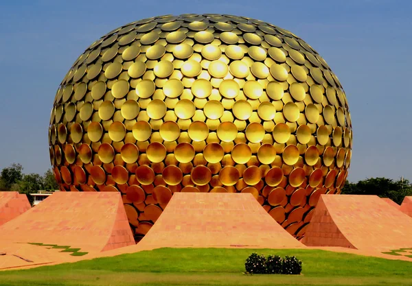 Dóm Mantrimandir Golden temple v Auroville, Tamil Nadu, Indie — Stock fotografie