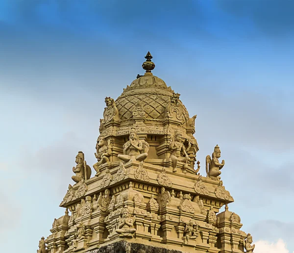 Kopulovitá střecha starověkého chrámu zdobí různými sochami proti obloze. Jižní Indie. — Stock fotografie