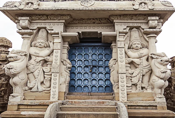 As esculturas de criaturas mitológicas e deuses na entrada de um antigo templo indiano — Fotografia de Stock