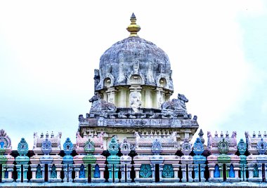 Kubbe ve Shiva bir Antik Hint Tapınağı çatı 10.asır renkli taret ve figurines boğa ile dekore edilmiştir. Kanchipuram, Güney Hindistan.