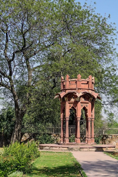 在德里红堡公园的树木中的古代世纪的亭子。印度. — 图库照片