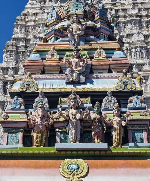 Socha Šiva, Parvati, Ganéša, Kartika a dalších hinduistických božstev v jedné z budov komplexu Arunachaleswara chrám (Xi století). Tiruvannamalai, Indie. — Stock fotografie