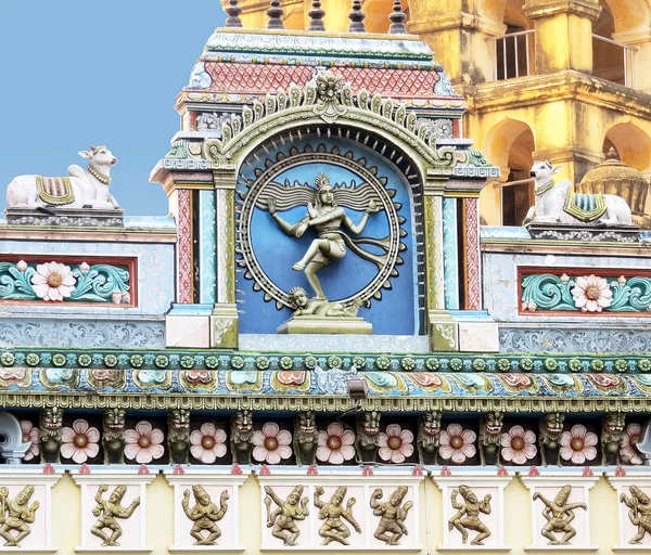 Escultura antiga de um Shiva Nataraja dançando na fachada do edifício do complexo de palácio do XVI século em Thanjavur. Sul da Índia . — Fotografia de Stock