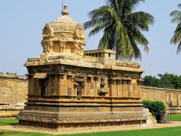 Vzorek starověké jižní indické architektury - zadní část a dóm starověkého chrámu Shiva Xi století svítí jasné letní slunce v komplexu Brihadeshwara chrám X století, Thanjavur, Indie. — Stock fotografie