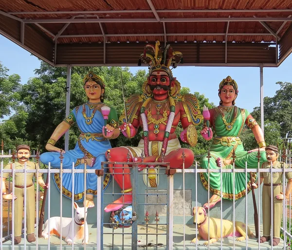 Experimente uma antiga escultura do sul da Índia estátuas de deuses indianos perto do antigo templo Parameswara século XVI, não muito longe de Pondicherry. Índia . — Fotografia de Stock