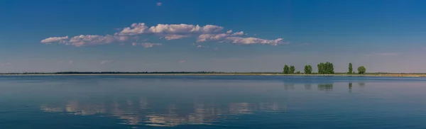 Paysage aquatique relaxant avec reflets d'arbres — Photo