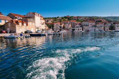 Parça defne deniz küçük kasaba tekneye arkasında köpük
