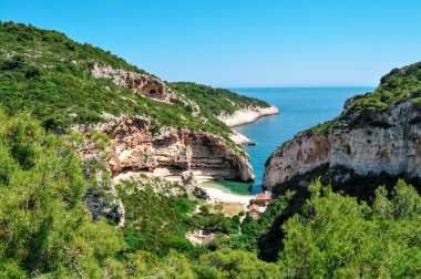 Küçük lagoon beach dağlardan göster