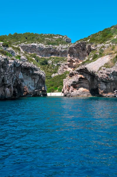 Seaview to small lagoon beach on mountains island — Stock Photo, Image