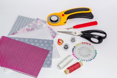 Patchwork aletleri, nesneleri ve kumaşlar kompozisyon 