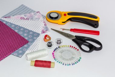 Kompozisyon araçları, nesneleri ve kumaş patchwork için bir