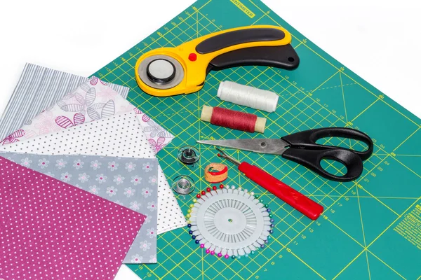 Пэтчворк и одеяла инструменты, предметы и ткани хобби компании — стоковое фото