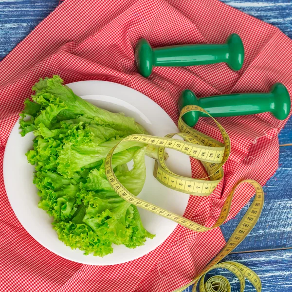 Fitness-skład zielonej sałaty, wagi i linijki — Zdjęcie stockowe