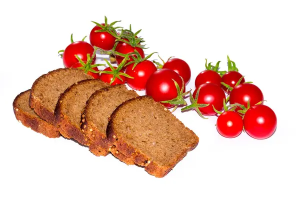 Zusammensetzung von Schwarzbrot und Kirschtomaten — Stockfoto