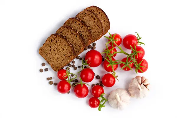 Composición de pan negro, tomates y ajo — Foto de Stock