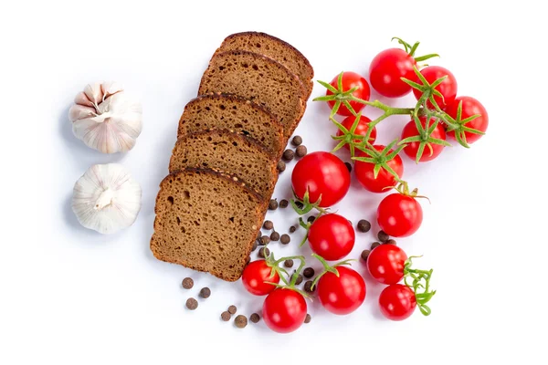 Skład z kromki chleba, kilka pomidory i czosnek — Zdjęcie stockowe