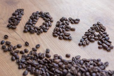 Kahverengi kavrulmuş kahve çekirdekleri arasında çizilmiş Conceptional işareti Fikir 