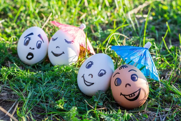 Grappige eieren imiteren glimlachend gemengd paar en verontwaardigd witte coup — Stockfoto