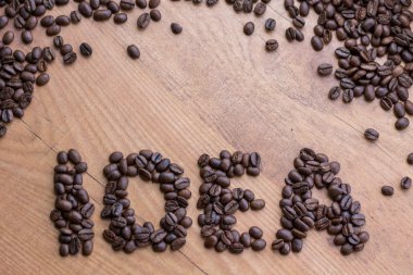 Kahverengi kavrulmuş kahve çekirdekleri tarafından çizilen Fikir kavramı Sing 