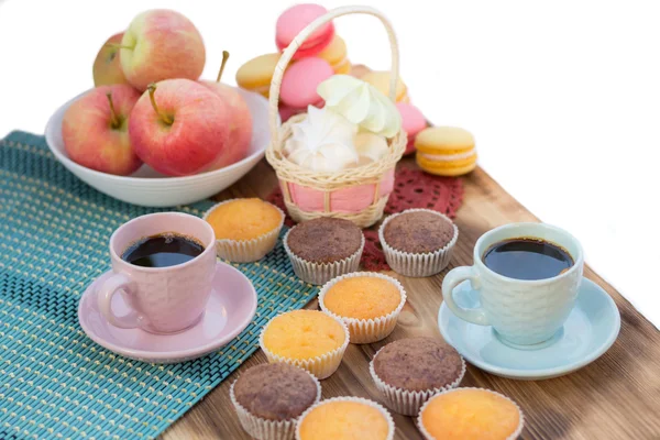 Nature morte des tasses à café, des gâteaux, des guimauves et des pommes — Photo