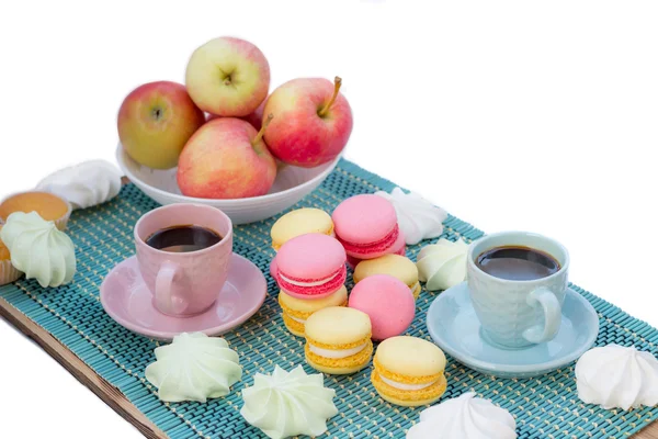 Composición a la hora del café de tazas, galletas de macarrones, malvaviscos , — Foto de Stock