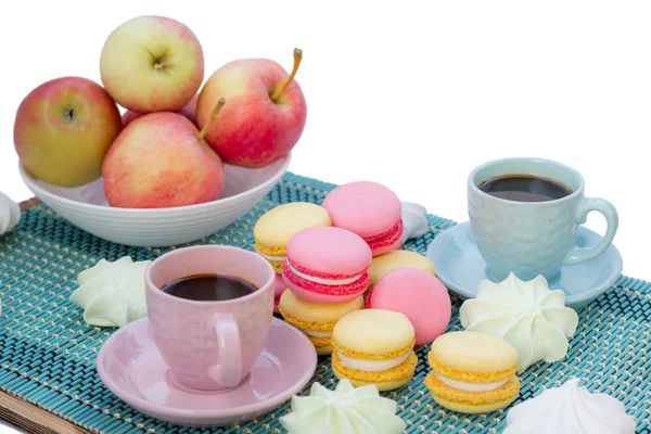Café composición de tazas, macarrones, malvaviscos, manzanas — Foto de Stock