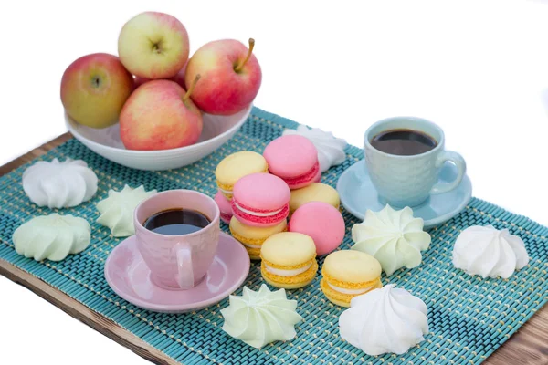 Coffee time composition with cups, macaroons, marshmallows, appl — Stock Photo, Image