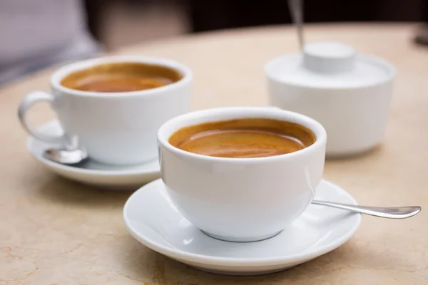 Duas xícaras de café e tigela de açúcar na mesa de mármore — Fotografia de Stock