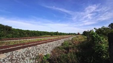 Tren demiryolunda ilerliyor. 