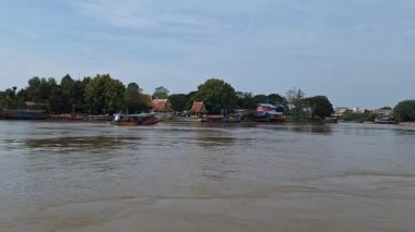 Phra Nakhon Si Ayutthaya, Tayland 'daki Chao Phraya Nehri' nde tekne trafiği, 14 Aralık 2025