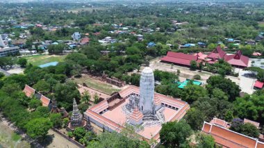 Wat Phutthaisawan 'daki antik beyaz pagoda' nın havadan görünüşü ve Tayland 'ın Ayutthaya Eyaleti' ndeki manzara.