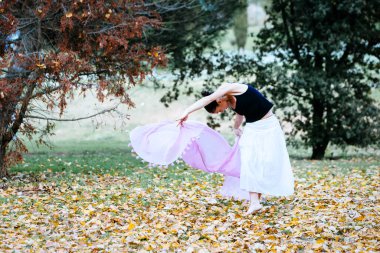 Sokak sanatını gösteren modern İspanyol dansçı.