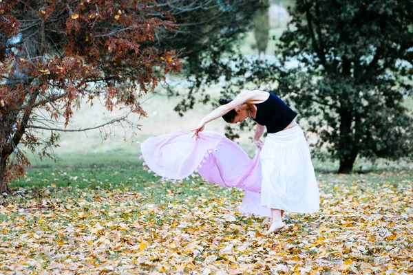 Sokak sanatını gösteren modern İspanyol dansçı.