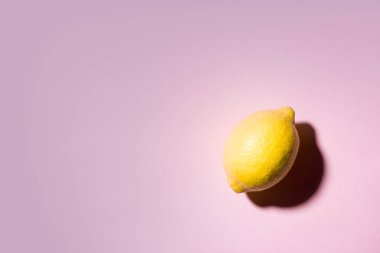 Pembe arka planda izole edilmiş limon yansıtma gölgesi