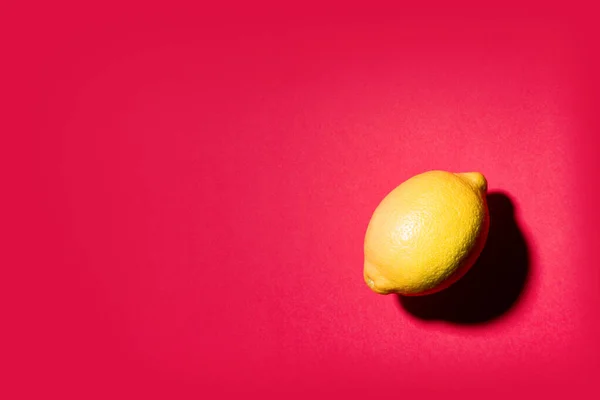 Limone Isolato Che Proietta Ombra Sfondo Rosso Fotografia Stock