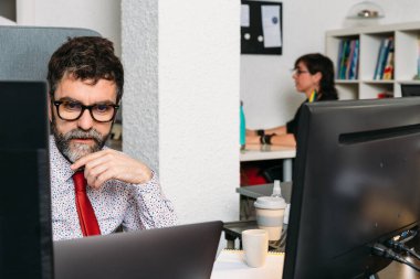 Yaratıcı Direktör ekibi tarafından oluşturulan yeni projeyi analiz ediyor.