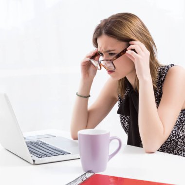 Bilgisayarın ofisinde çalışan genç yönetici.