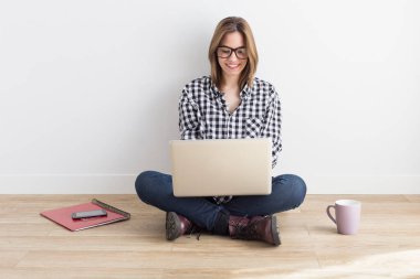 Bilgisayarla çalışan genç öğrenci