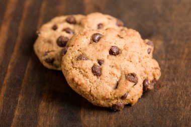 Glütensiz bisküvilerin ayrıntıları. Kırsal ahşap arka planda çikolata külçeleri.