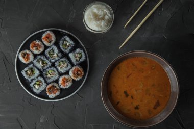 Bir kase Tom yer elması çorbası, bir kavanoz pirinç ve bir set suşi. Üst görünüm