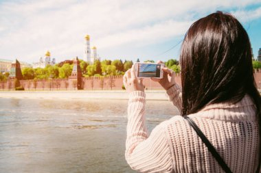 Arka planda cep telefonuyla fotoğraf çeken turist Kızıl Meydan, Moskova Kremlin, Rusya
