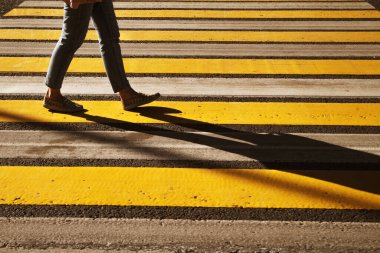 Yürüyen zebranın üzerinde kadın ayakları