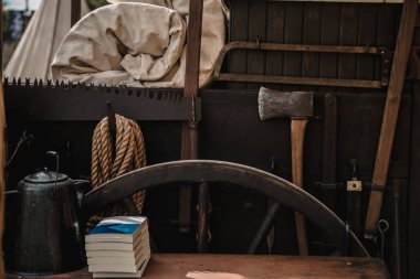 Bir kovboyu at arabasına koy. Balta, kitaplar, kement, çaydanlık, testere. Teksas