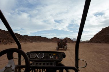 Çöldeki kayaların arasındaki arabalara bir gezi. B 'den Görüntüle