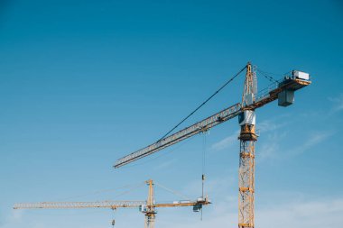 Mavi gökyüzü arka planında inşaat vinçleri. Rusya, Moskova