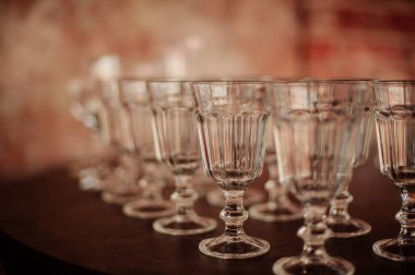 Masanın üzerinde güzel kristal bardaklar